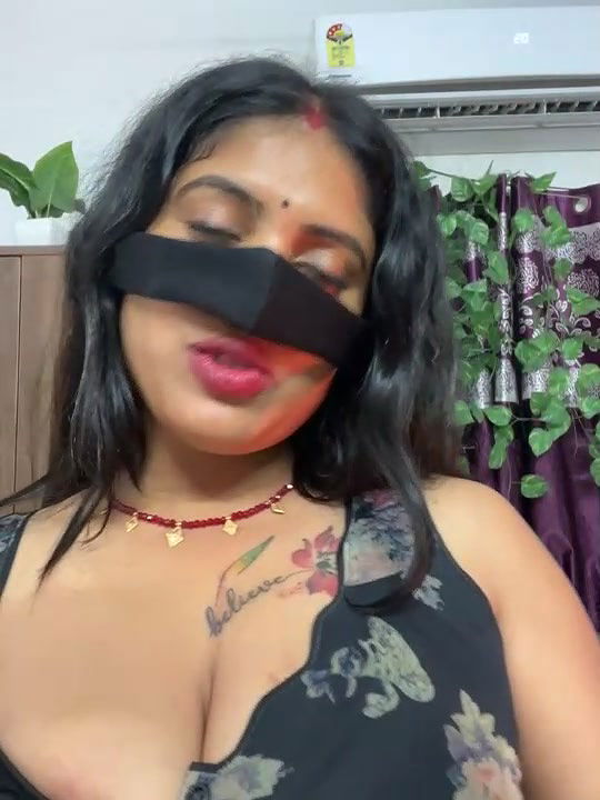 Very hot sweti smoke and nipple show
