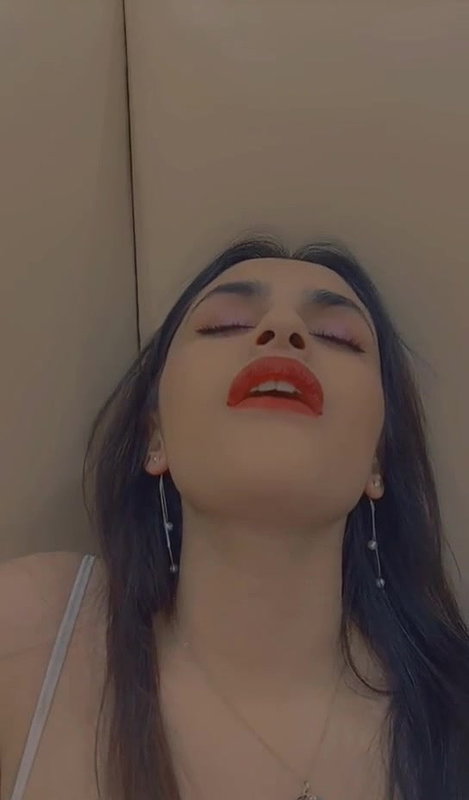Hot rich bhabhi masturbating