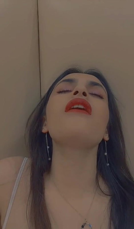 Hot rich bhabhi masturbating