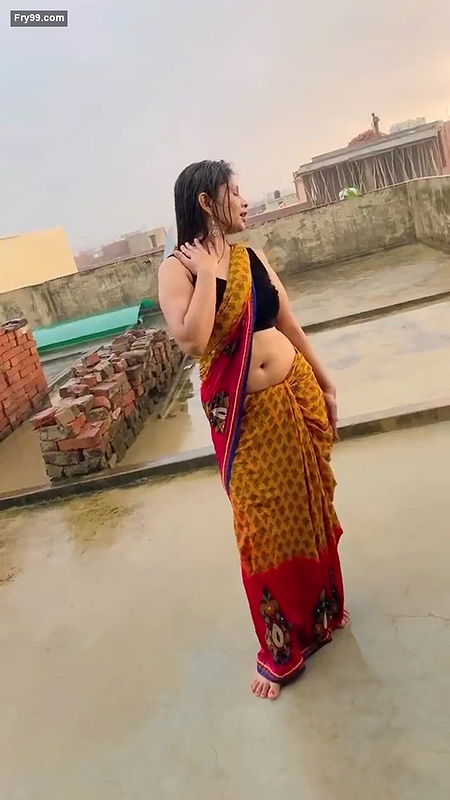 Sexy Girl Dancing in the Rain and Showing Armpits & Navel