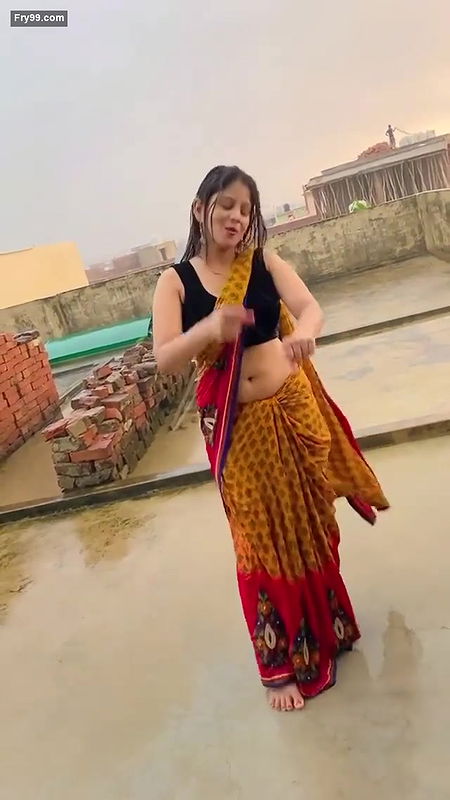 Sexy Girl Dancing in the Rain and Showing Armpits & Navel