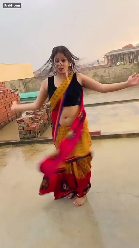 Sexy Girl Dancing in the Rain and Showing Armpits & Navel