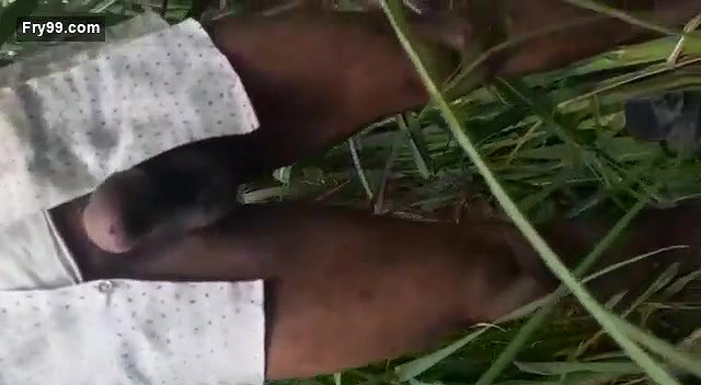 Desi village bhabi caught on fied