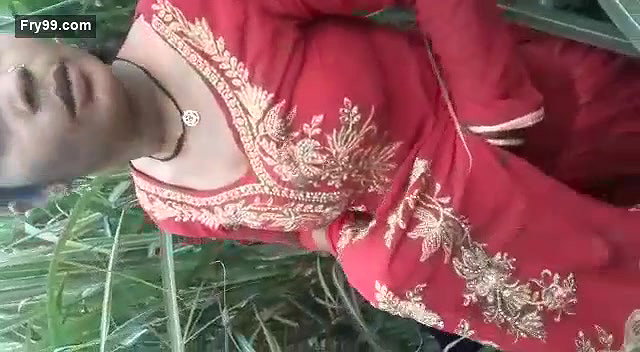 Desi village bhabi caught on fied