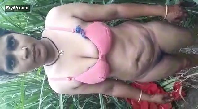 Desi village bhabi caught on fied