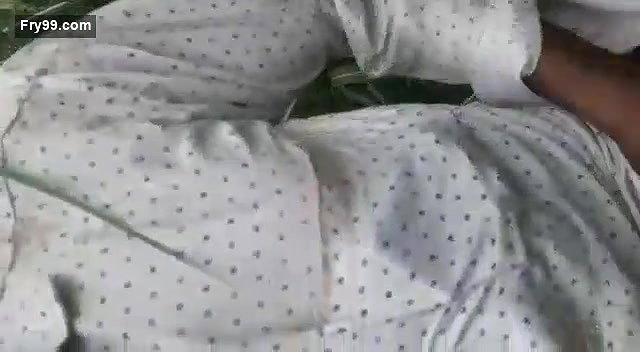 Desi village bhabi caught on fied