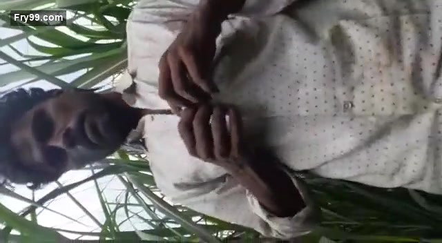 Desi village bhabi caught on fied