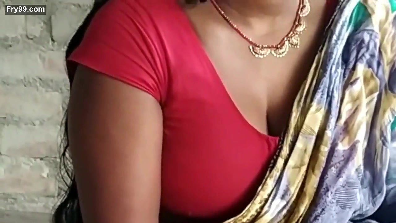 Indian aunty showing beautiful boobs