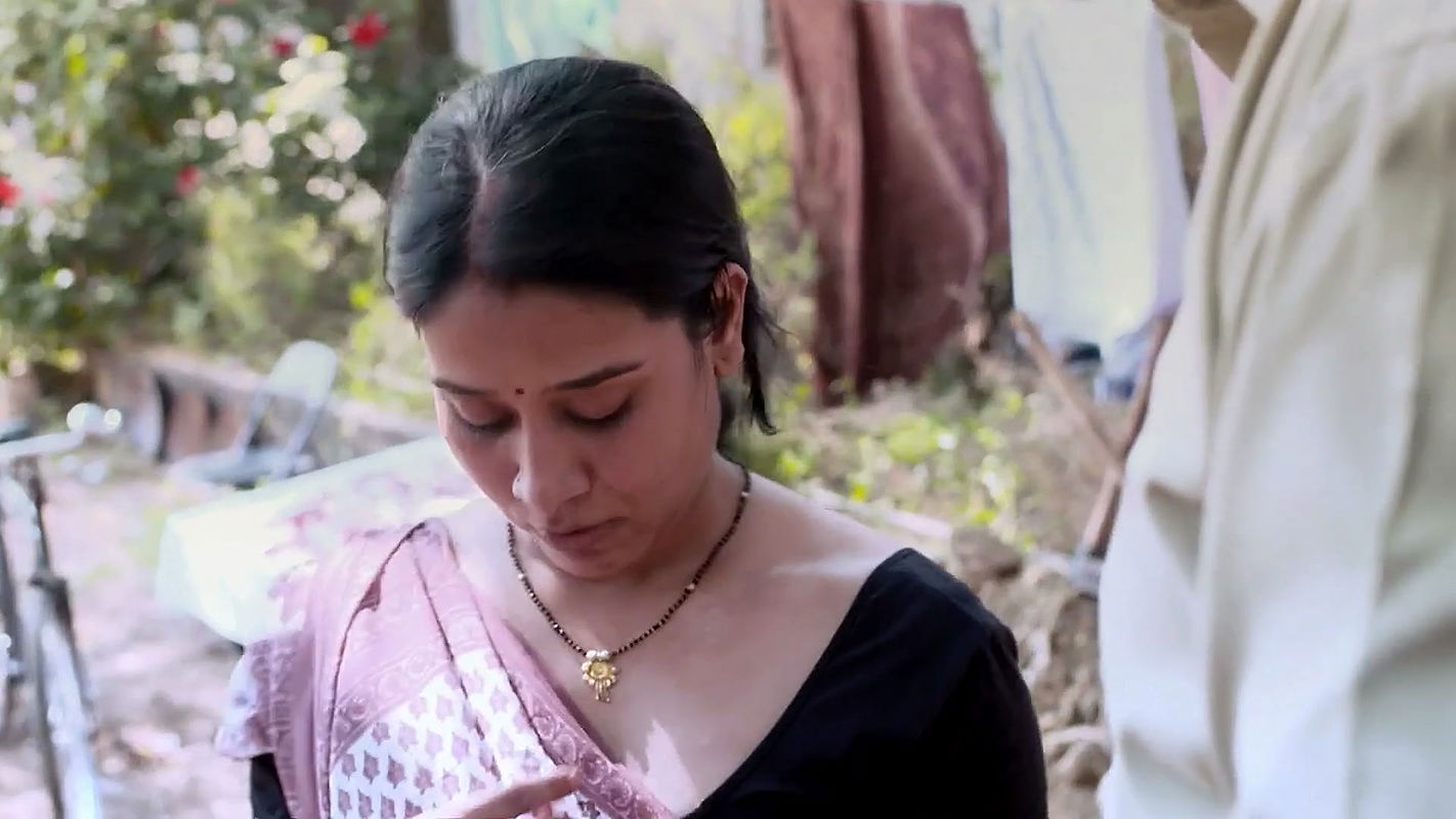 Sexy Bhabhi Cleavage and Deep Navel