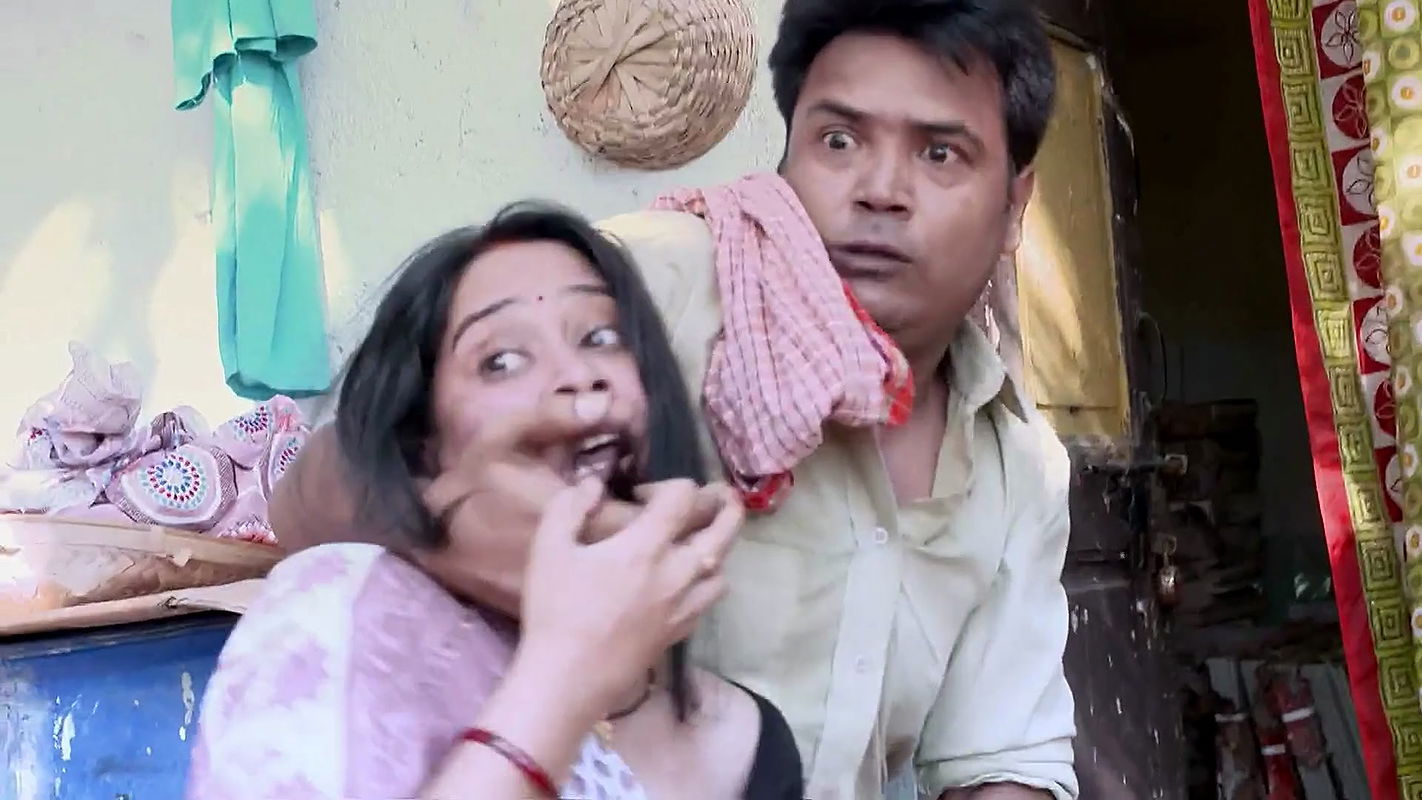 Sexy Bhabhi Cleavage and Deep Navel