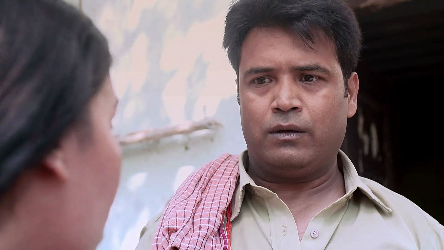 Sexy Bhabhi Cleavage and Deep Navel