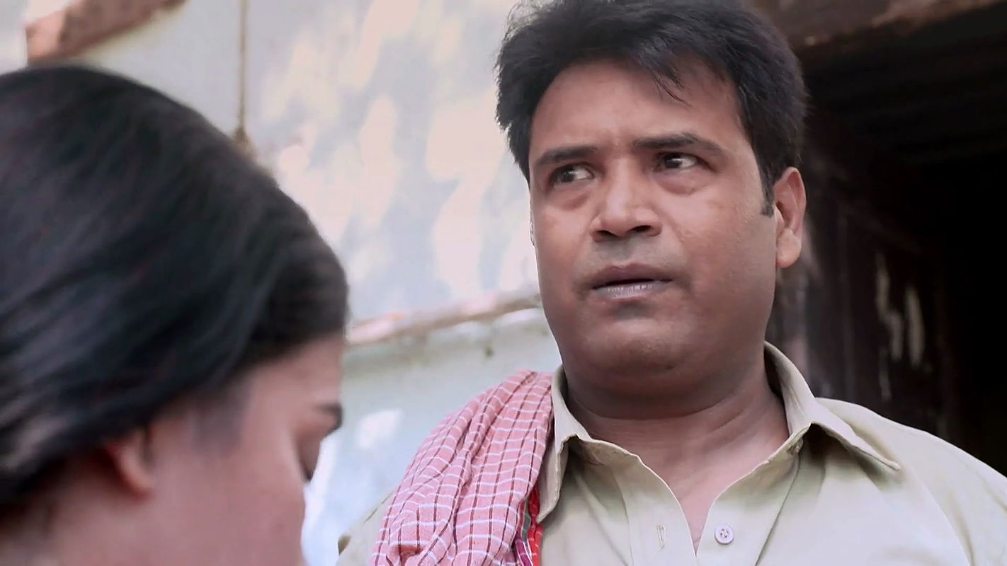 Sexy Bhabhi Cleavage and Deep Navel