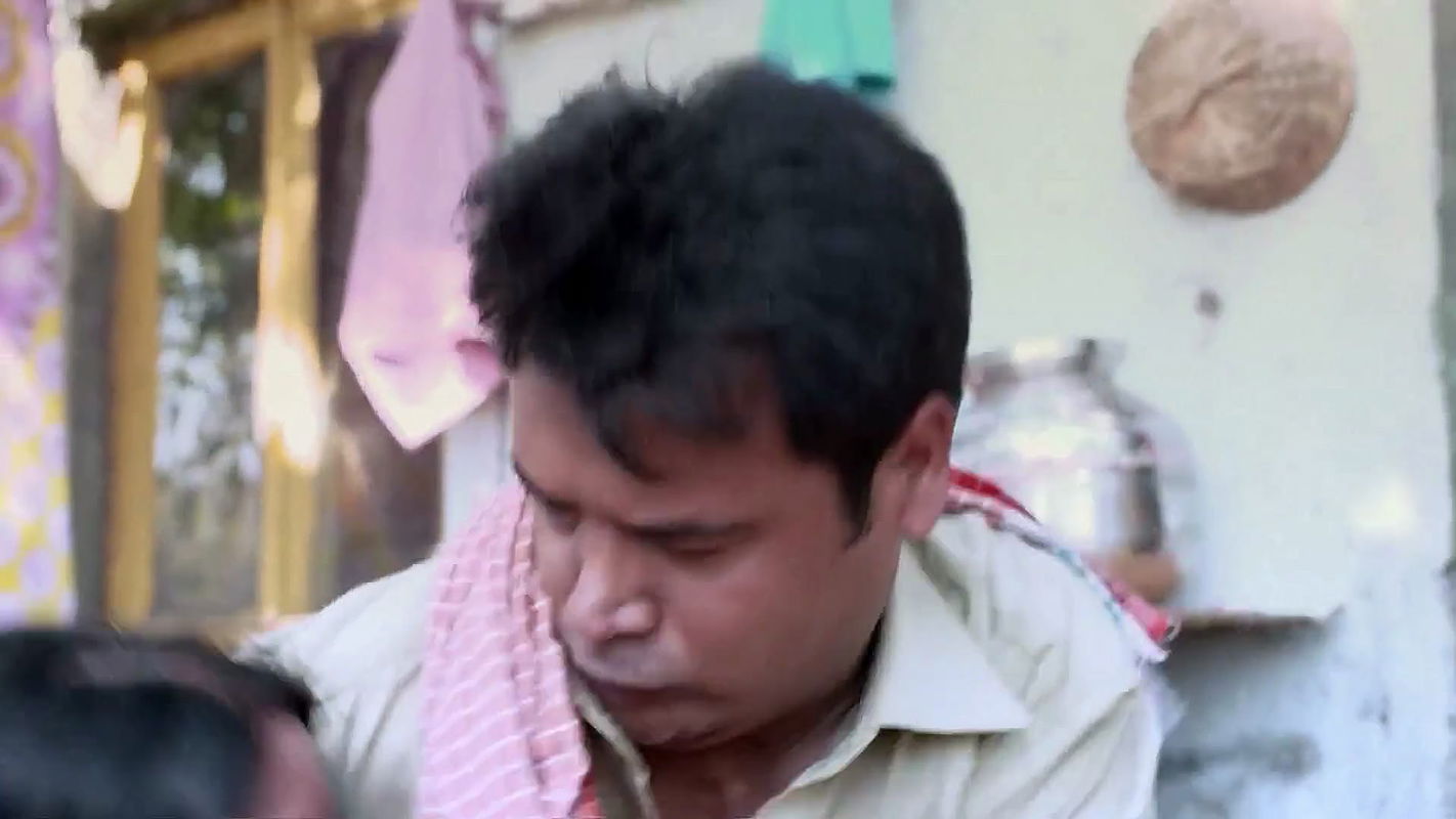 Sexy Bhabhi Cleavage and Deep Navel