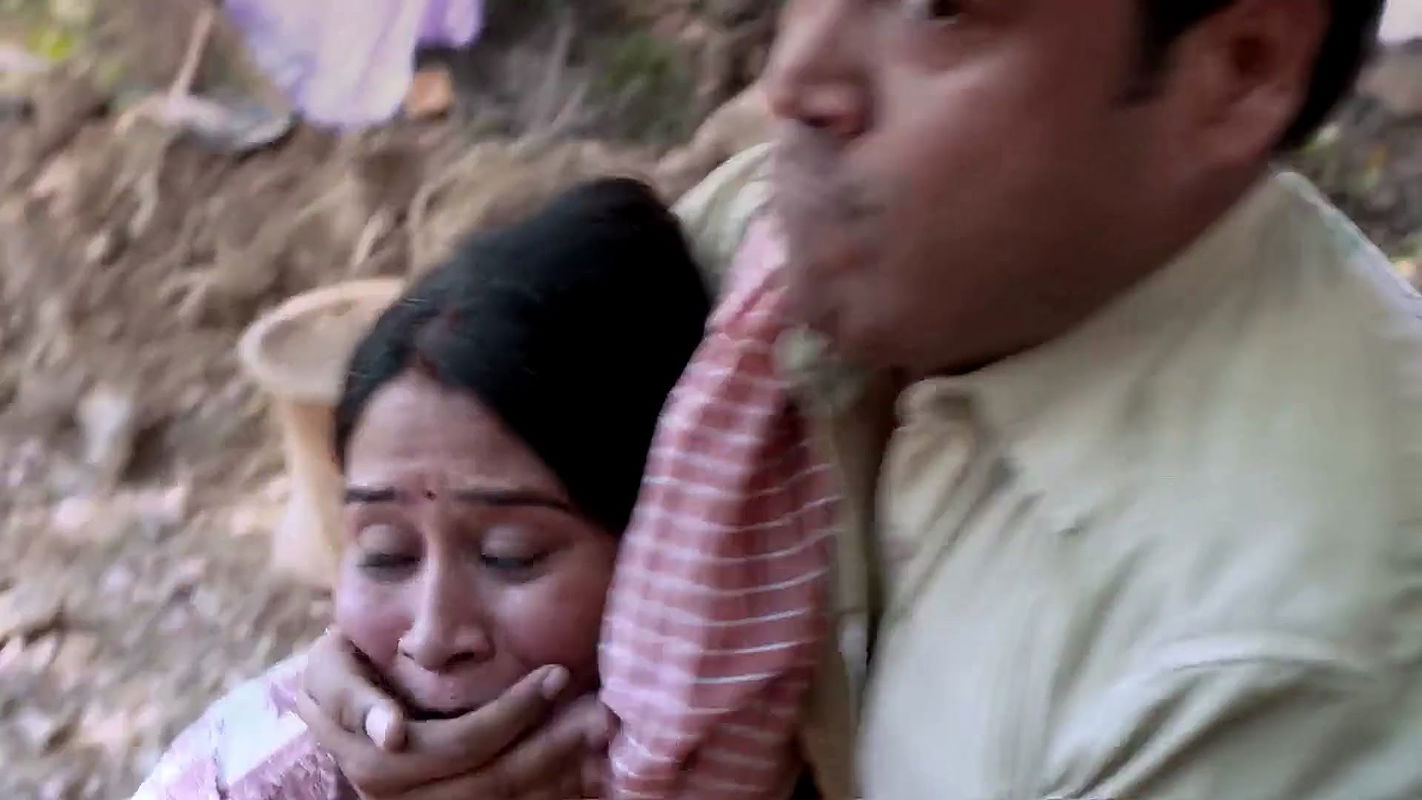 Sexy Bhabhi Cleavage and Deep Navel