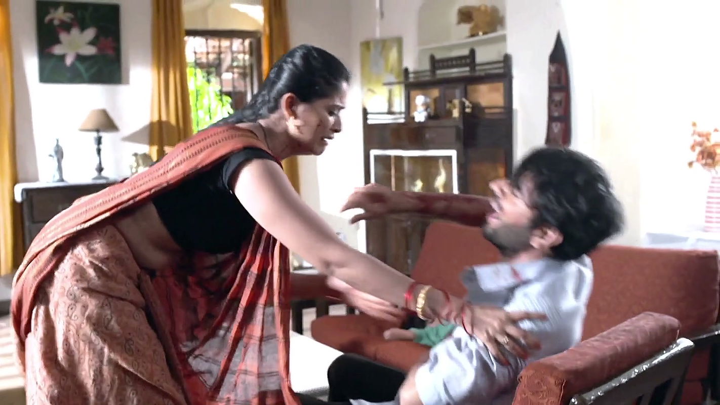 Hot lady tummy show from crime patrol