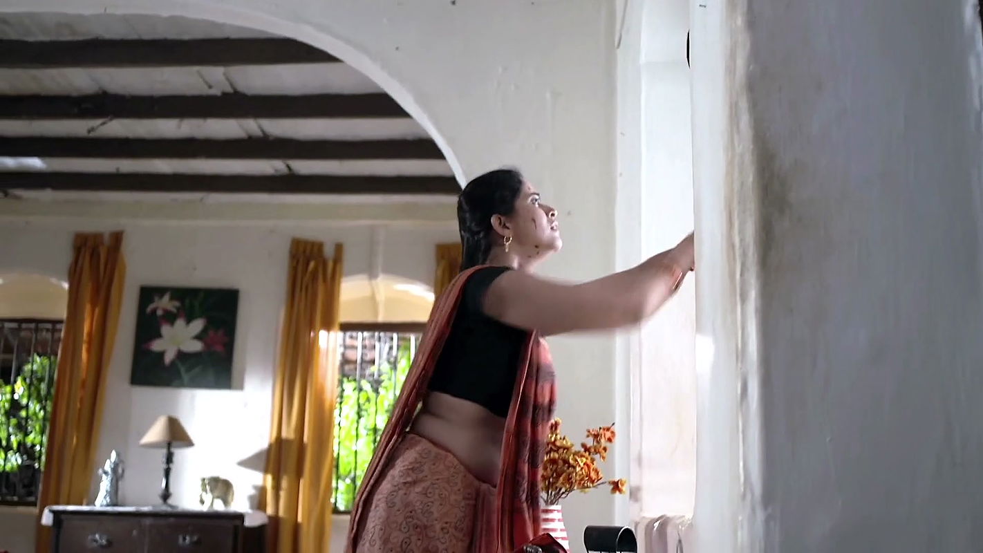 Hot lady tummy show from crime patrol