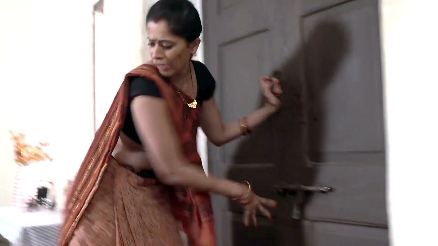 Hot lady tummy show from crime patrol