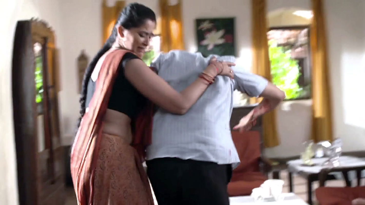 Hot lady tummy show from crime patrol