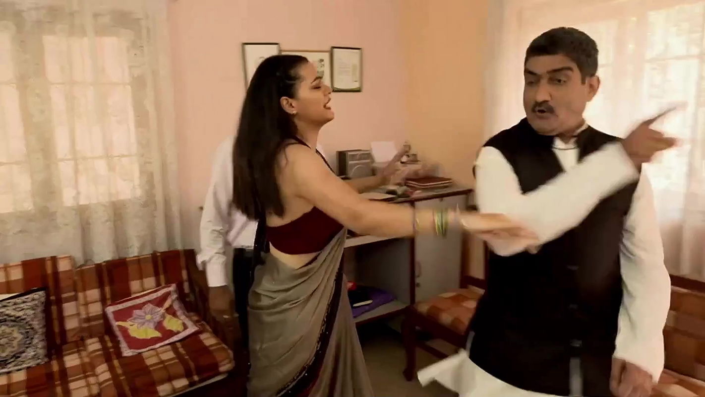 Sexy lady Navel show