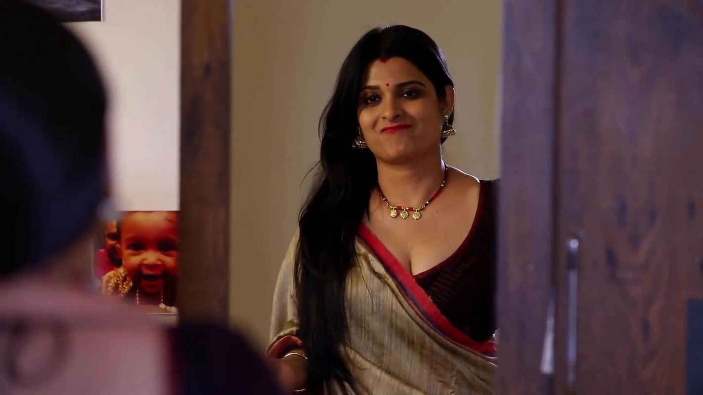 busty Serial Actress Navel and cleavage