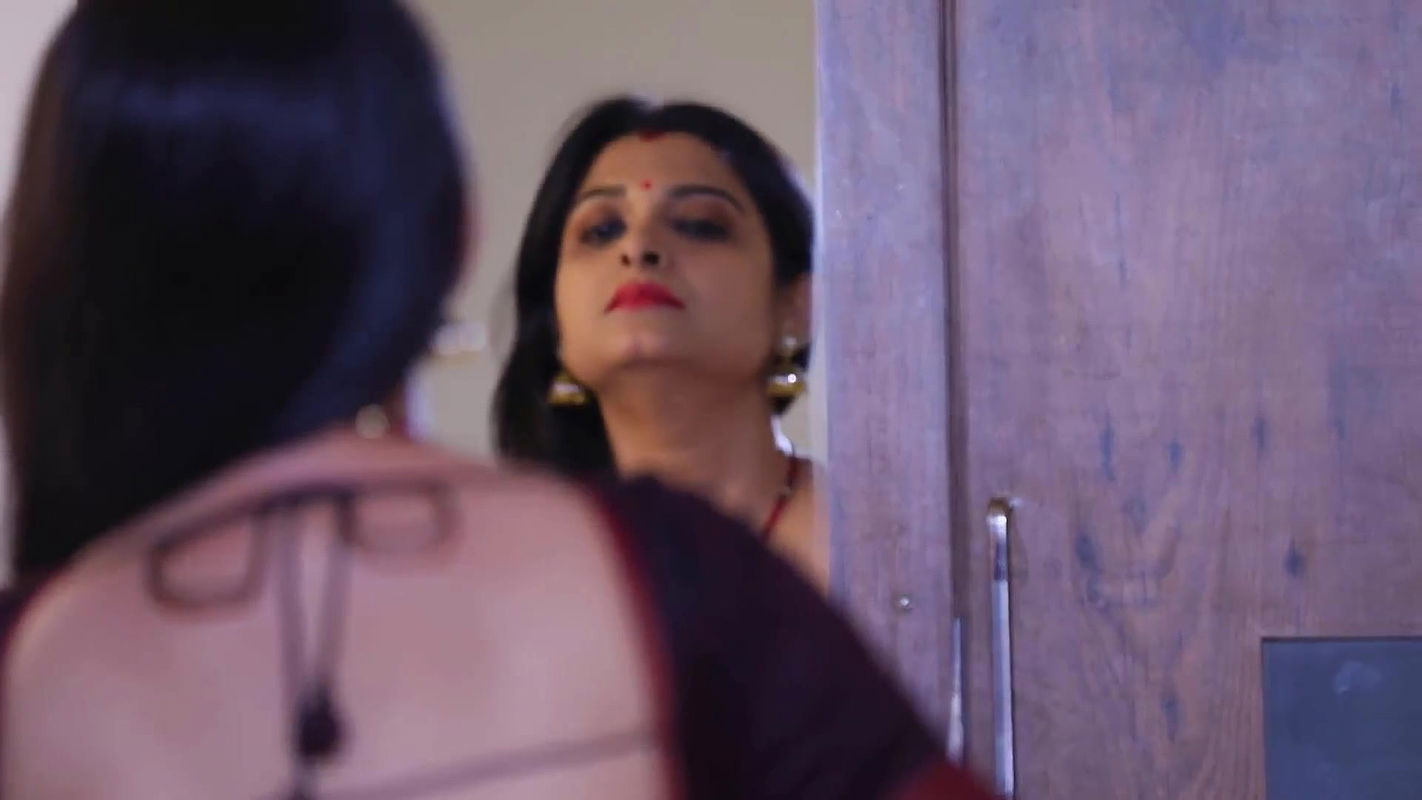 busty Serial Actress Navel and cleavage