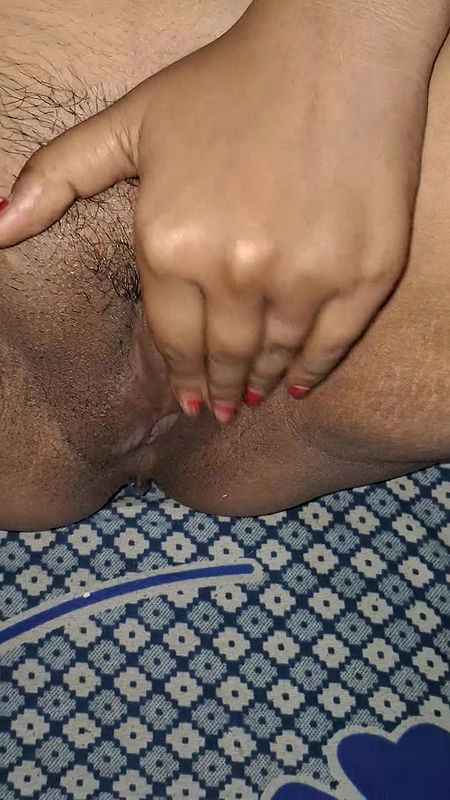 Hot Bhabhi Playing With Her Wet Pussy