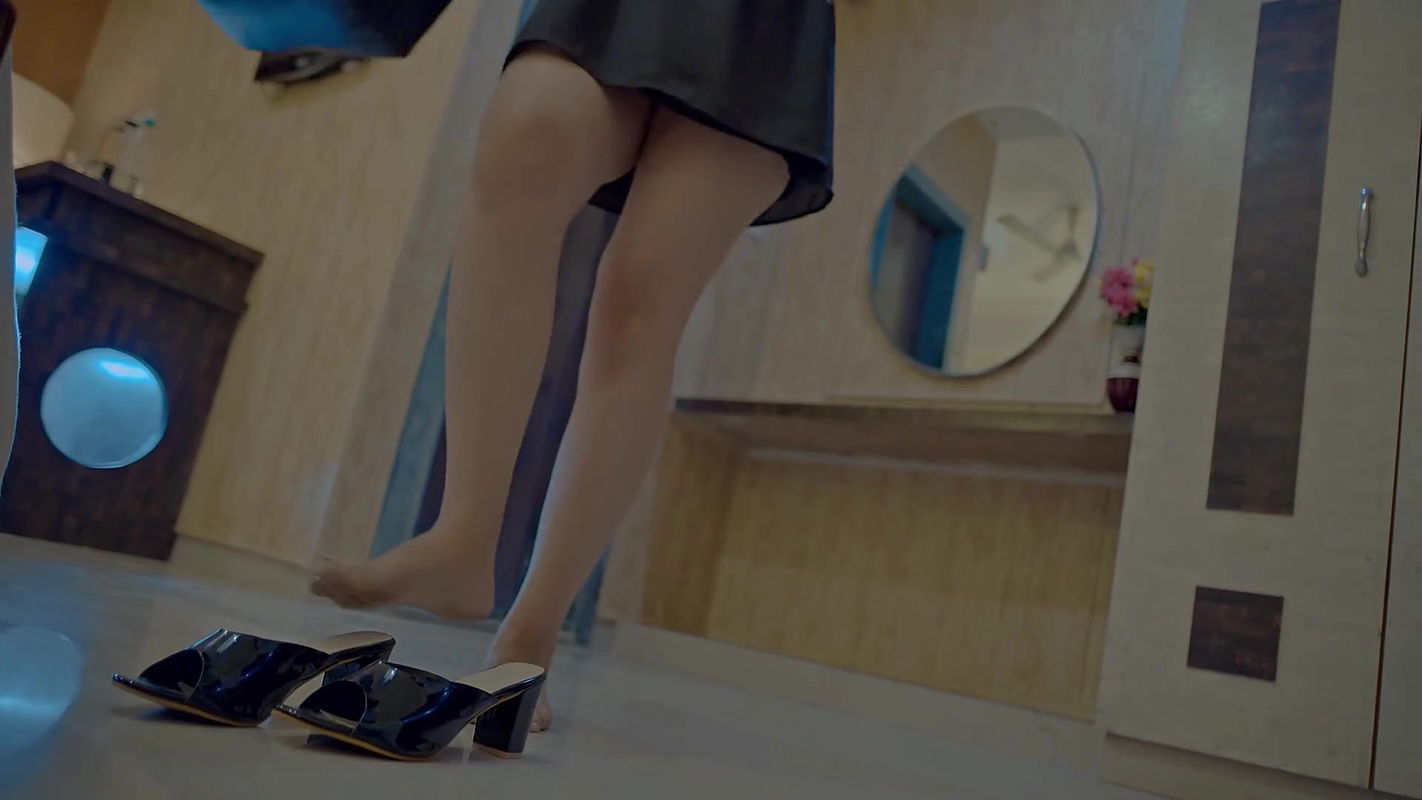 Hot busty girl and sexy girl thghs and boob scene from crime patrol