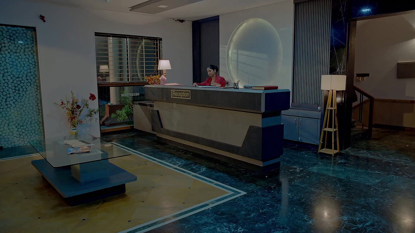 Hot busty girl and sexy girl thghs and boob scene from crime patrol