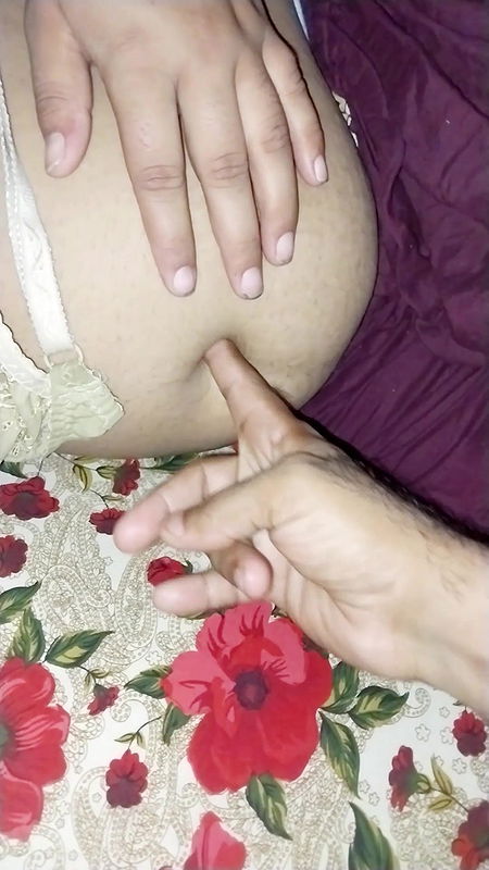 Ami k bedroom me ja k ami ko tang kiya