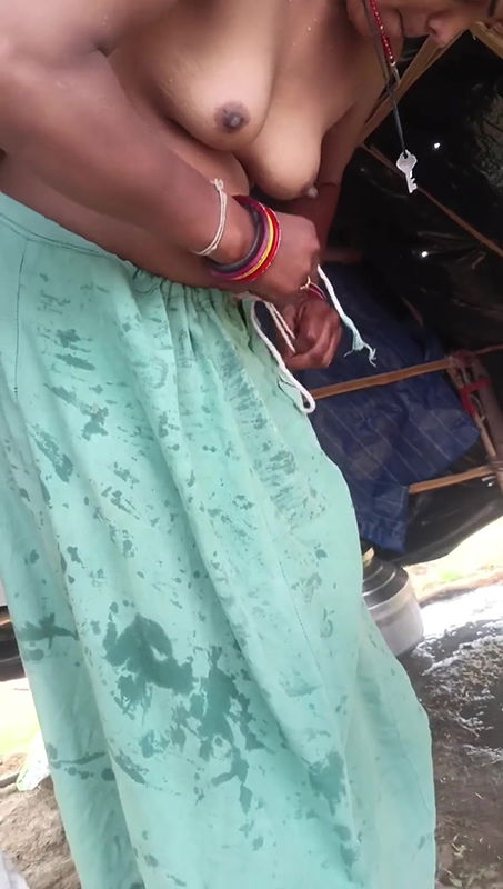 Desi bhabhi outdoor bathing India
