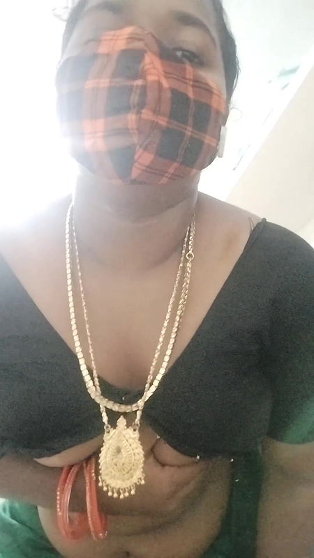 Dirty tamil aunty in saree and tight blouse 🍑