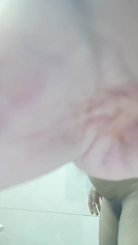 Bhabhi bathing in hotel bathroom.