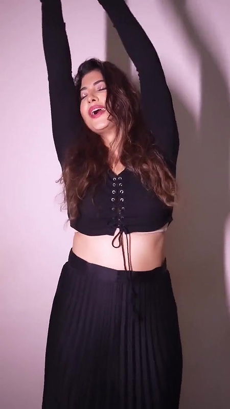 DESI DESIRE BABE SEXY HOT AND SIZZLING IN SAREE