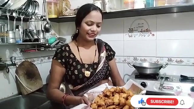 Seema saroj aunty boob show