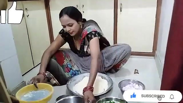 Seema saroj aunty boob show