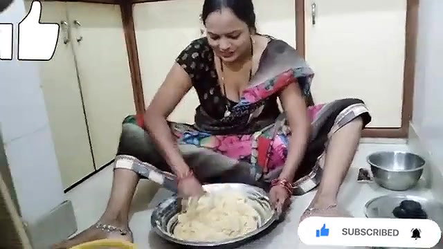Seema saroj aunty boob show