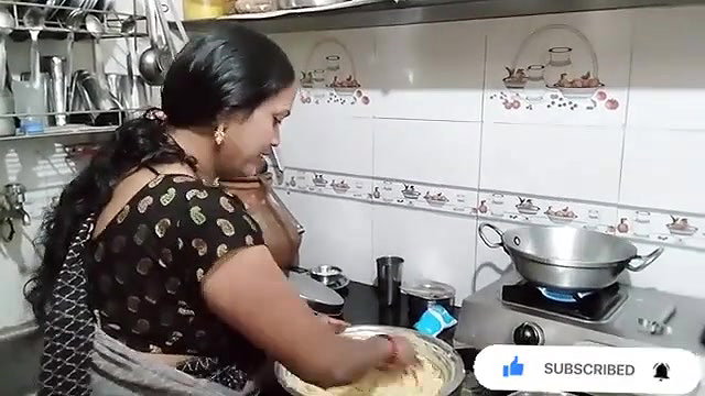 Seema saroj aunty boob show