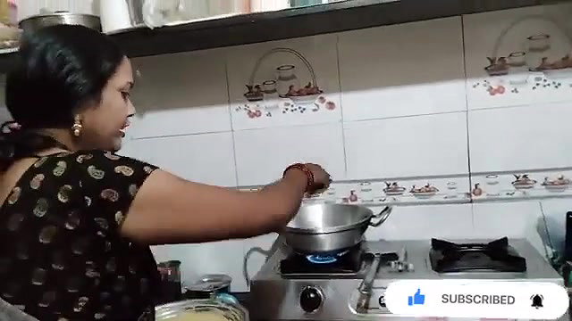 Seema saroj aunty boob show