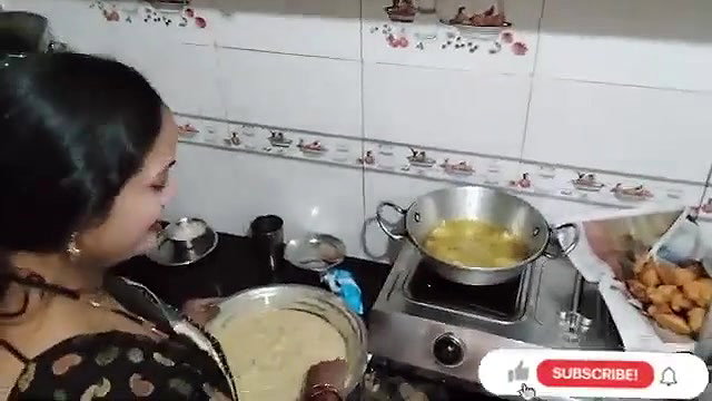 Seema saroj aunty boob show