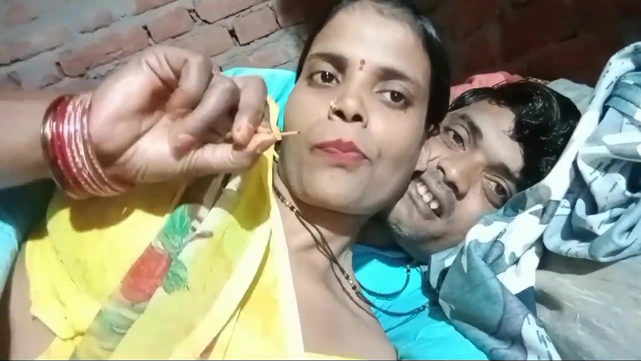 Innocent village bhabhi boobs grabbed & pressed nicely, navel grabbed in vlog