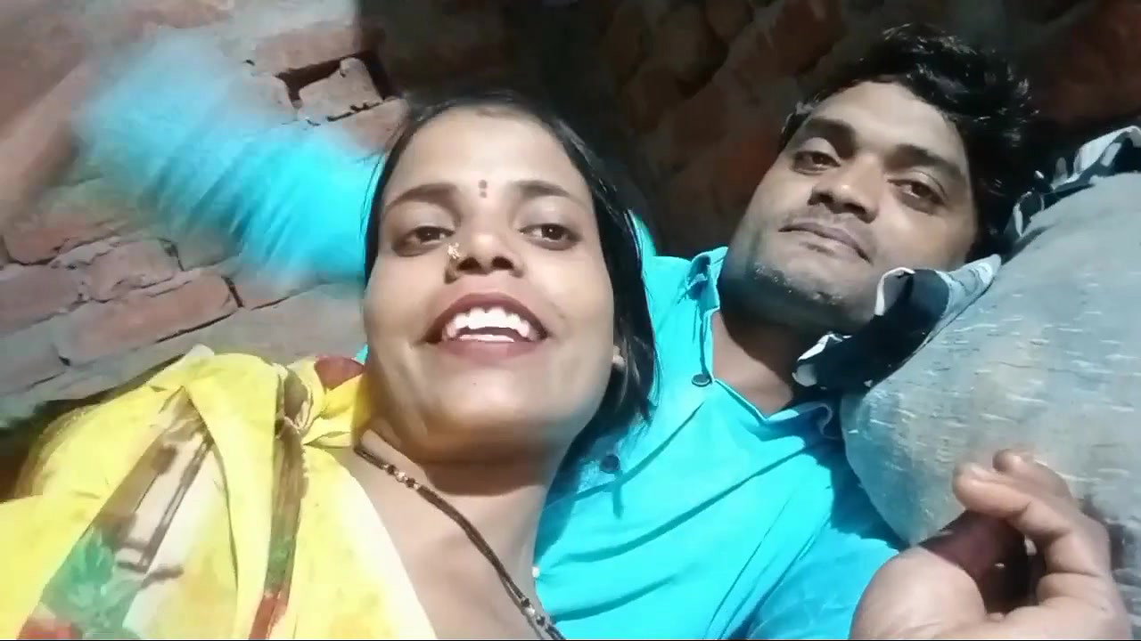 Innocent village bhabhi boobs grabbed & pressed nicely, navel grabbed in vlog