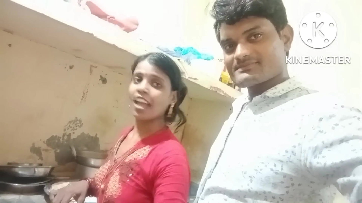 Innocent bhabhi boobs pressed & grabbed nicely in roti making vlog
