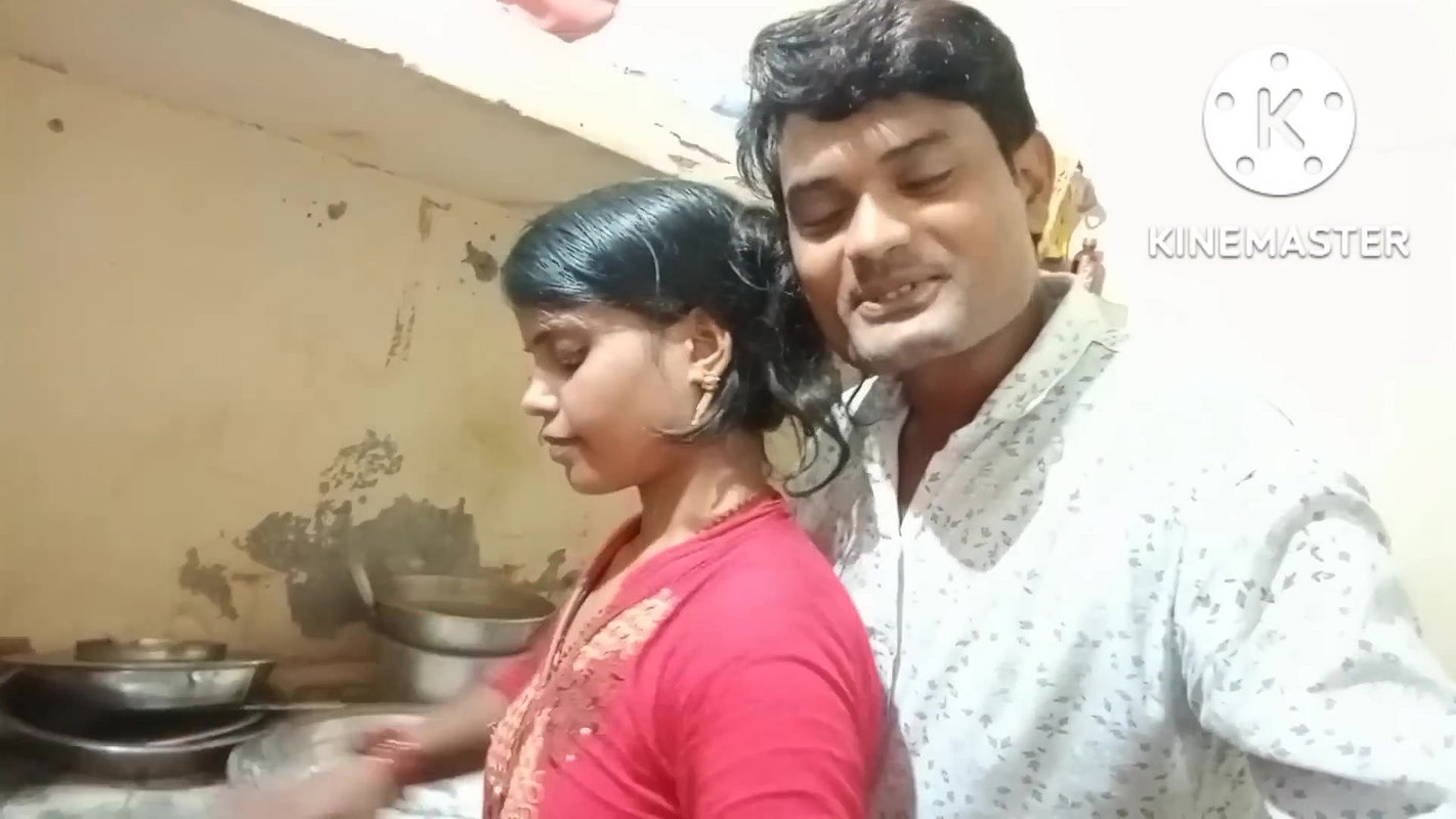 Innocent bhabhi boobs pressed & grabbed nicely in roti making vlog