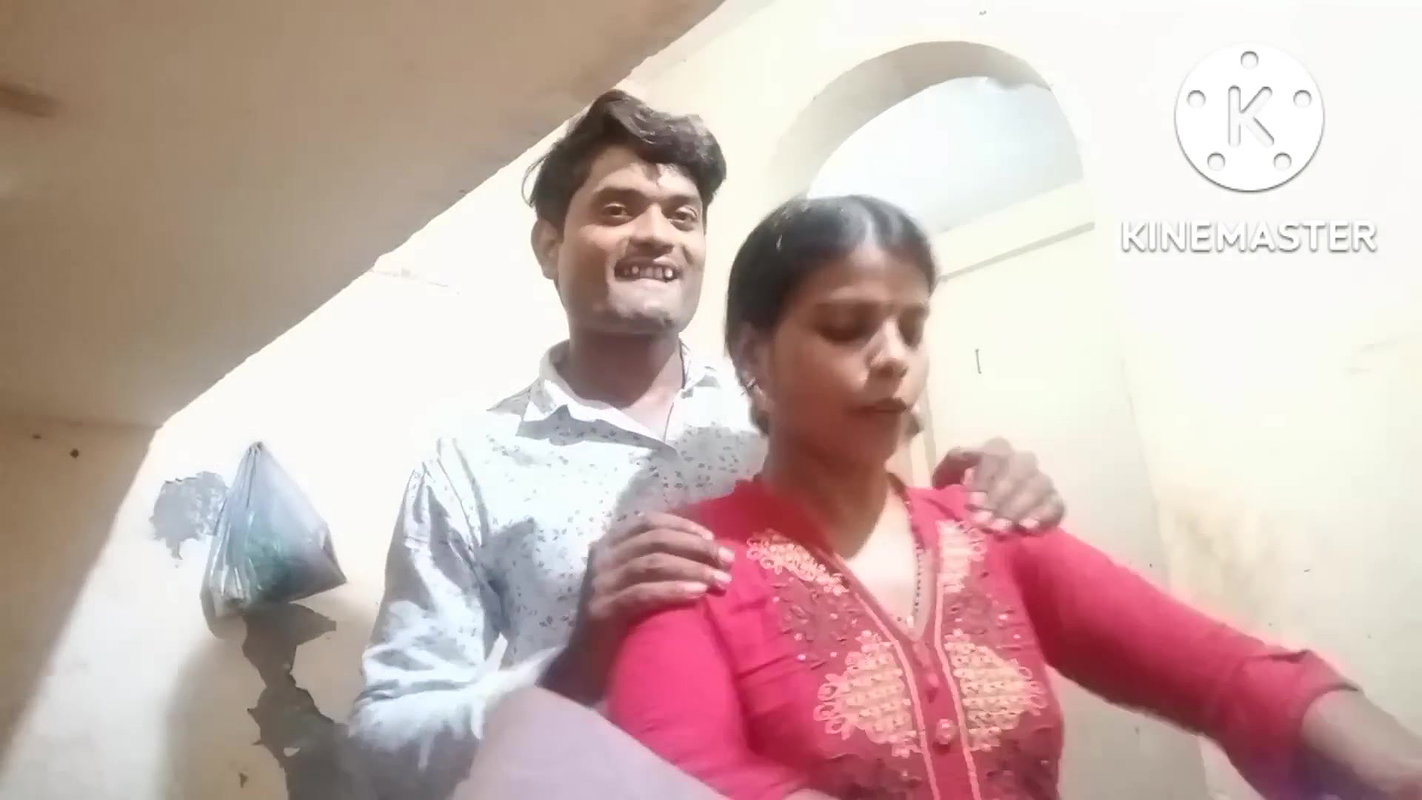 Innocent bhabhi boobs pressed & grabbed nicely in roti making vlog