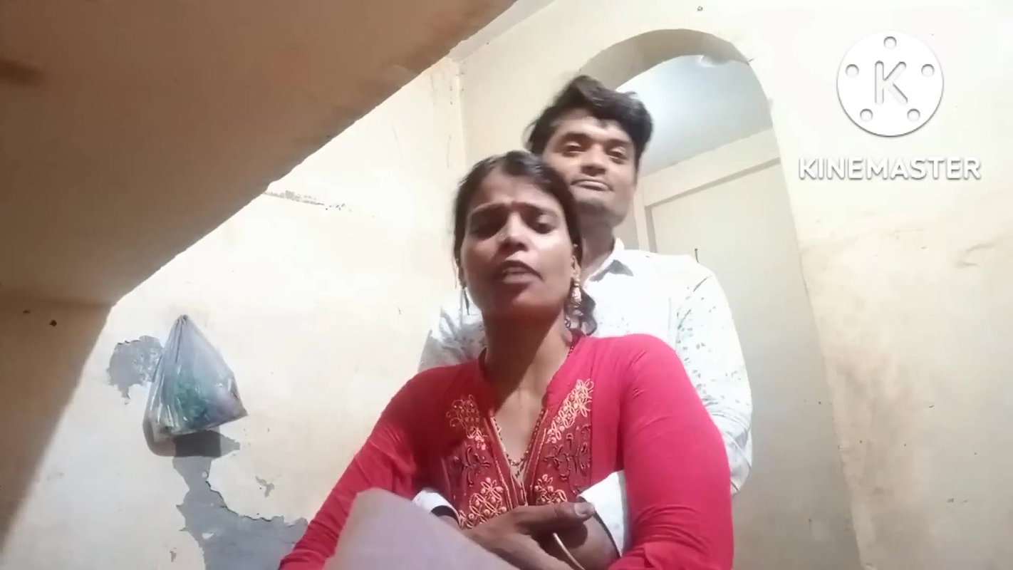 Innocent bhabhi boobs pressed & grabbed nicely in roti making vlog