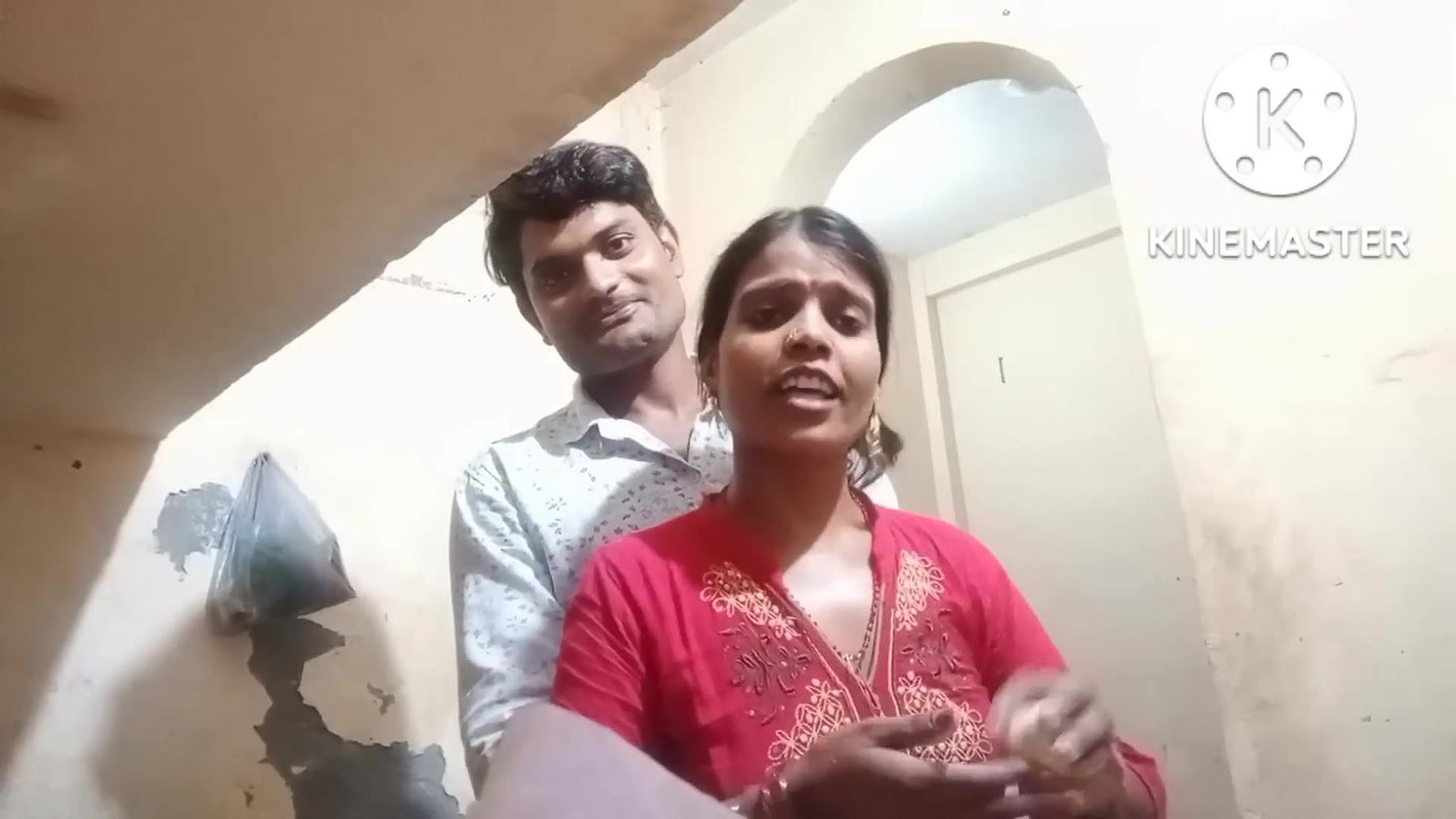 Innocent bhabhi boobs pressed & grabbed nicely in roti making vlog