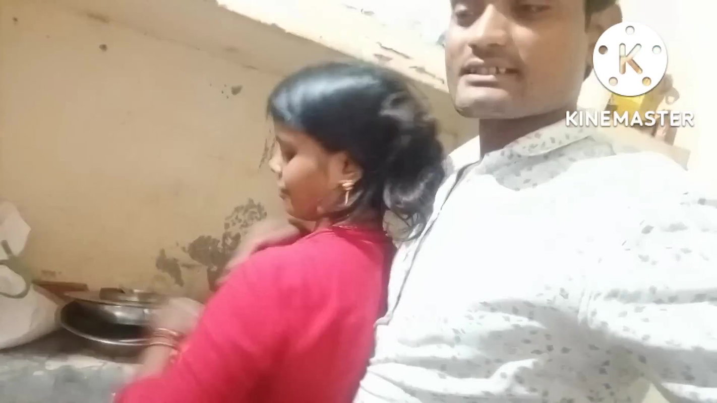 Innocent bhabhi boobs pressed & grabbed nicely in roti making vlog