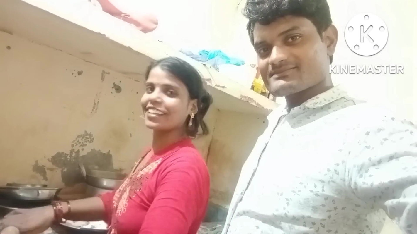 Innocent bhabhi boobs pressed & grabbed nicely in roti making vlog