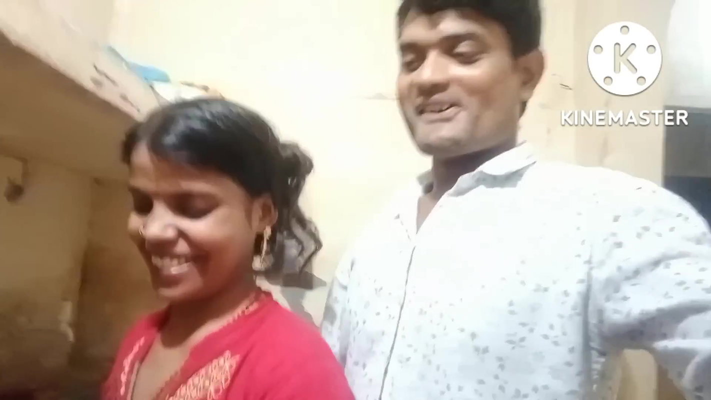 Innocent bhabhi boobs pressed & grabbed nicely in roti making vlog