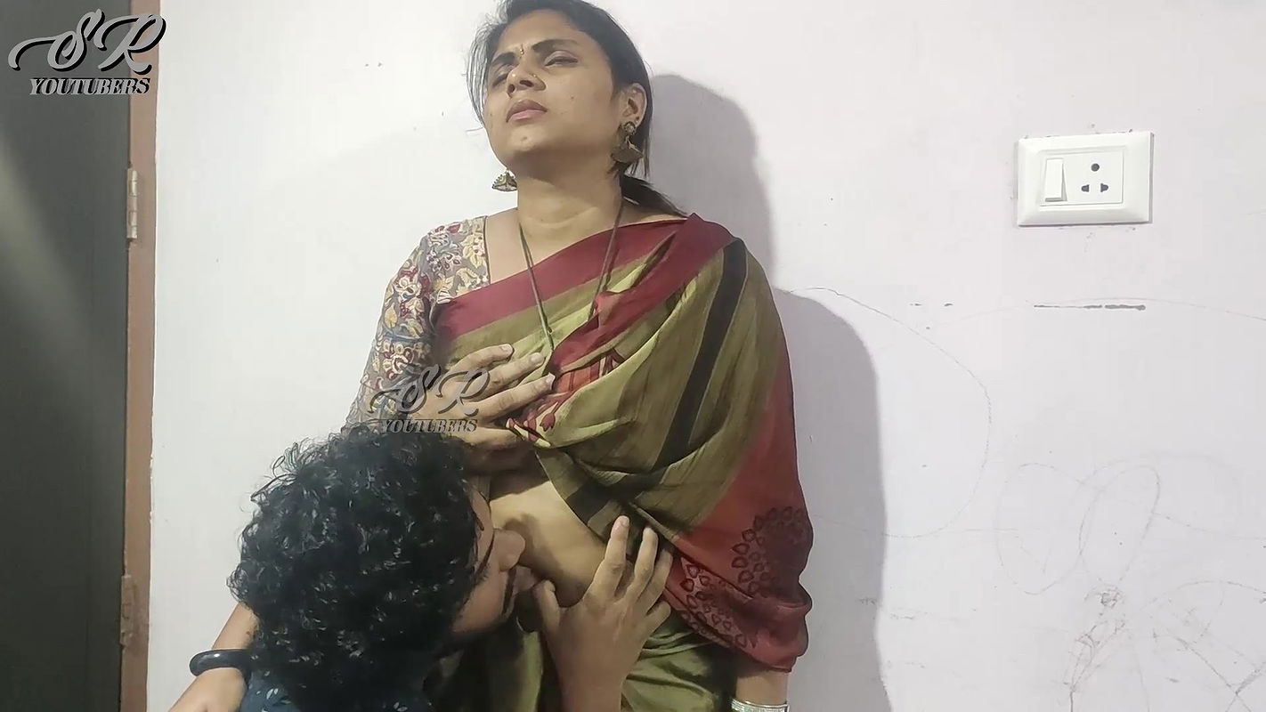 Vaishnavi – Saree Romance With Navel & Feet